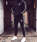 Chaval deportista masajista. Ofrezco servicio de Masaje Tantra Erótico con Final Feliz. Estaremos los dos desnudos cuerpo a cuerpo. Recibo en mi apartamento solo y discreto. Estimulación anal, testicular y prostático. Tambien delicioso Francés. Hasta que tengas o tengamos el mejor de los Finales Felices. Pregunta disponibilidad entre semana. Fines de semana estoy disponible 100%.